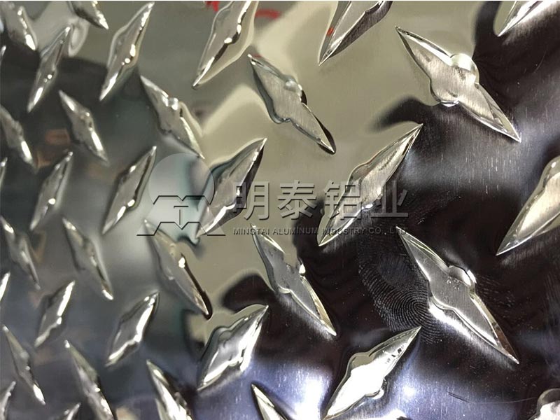 車廂用花紋鋁板合金規(guī)格有哪些？不同花紋板價(jià)格不同